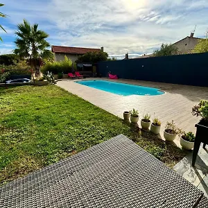 Prive Attenant Piscine Appartement